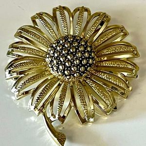 VTG Sarah Coventry 70’s large Gold tone flower pin broach  3 X 2.5” Collectible